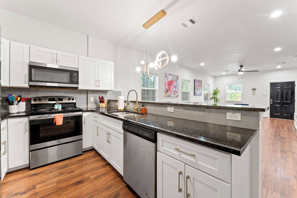 NRG Medcenter 2BD 2 5BA w Fencedyard King Bed