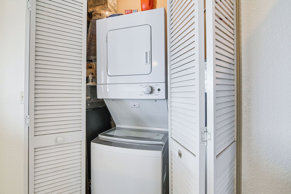 Resort Hot Tub Access! Table Rock Lake Condo