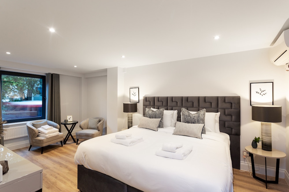 The Carlyle - Elegant Serviced Apartments