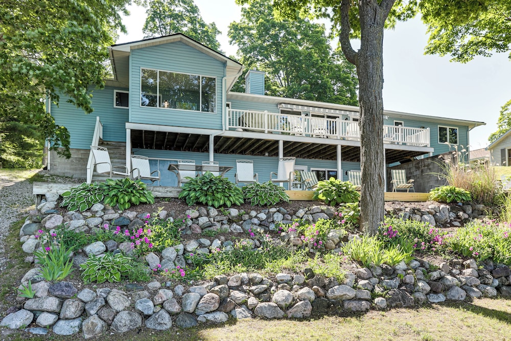 Waterfront Home on Duck Lake: 8 Mi to State Park!