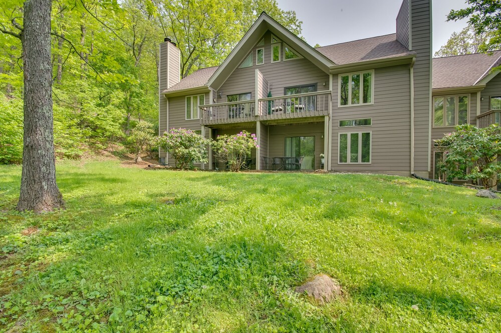 Second-floor Condo w/ Community Pool Access! view 4
