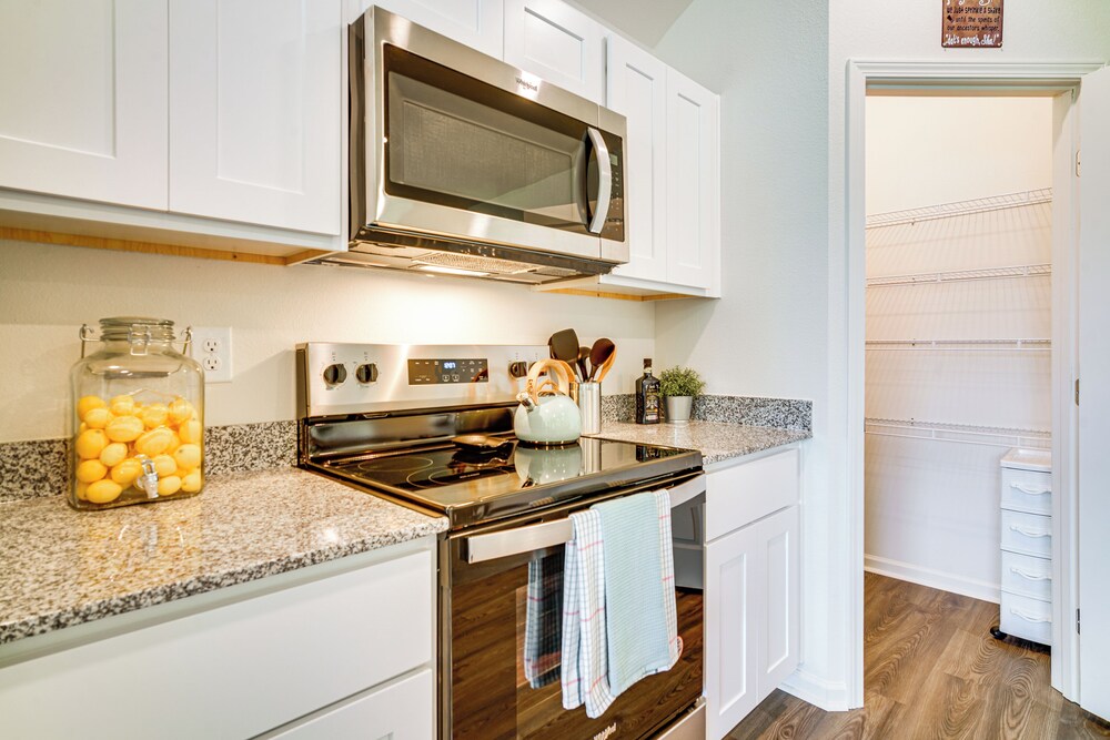 12 Mi to Avery Island: Spacious Family Home!