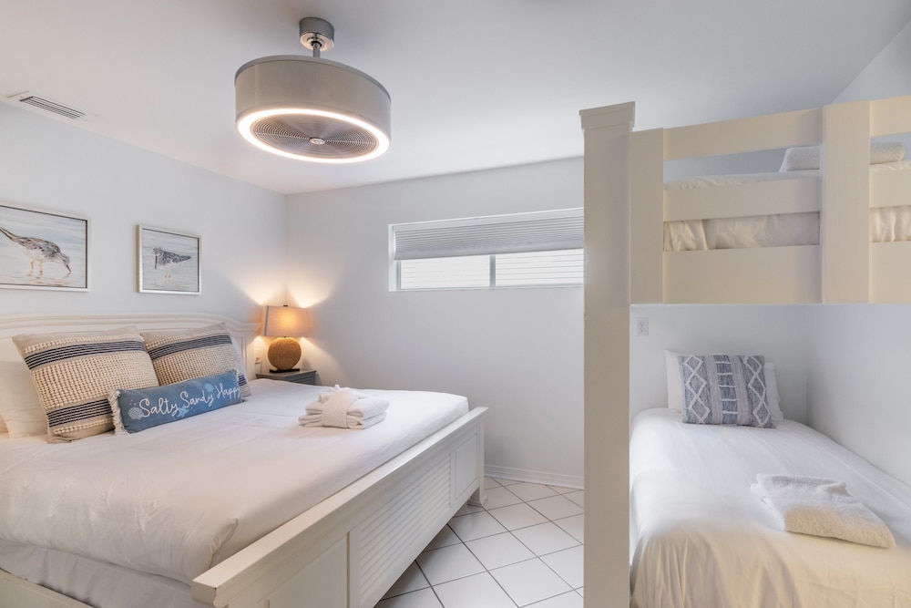 Destin Dolphin by Avantstay 2 Mins Walk To Beach w Pool Large Outdoor Entertaining Area