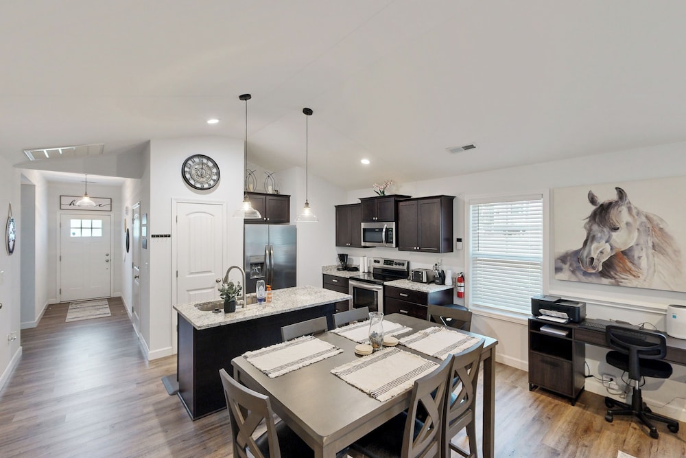 3BR Charming, Dog Friendly Home w/ Fire Pit!