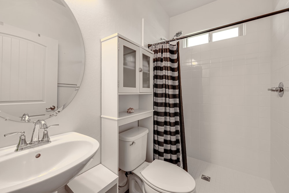 1 Mi to Golf! Spacious & Modern Home in Dinuba