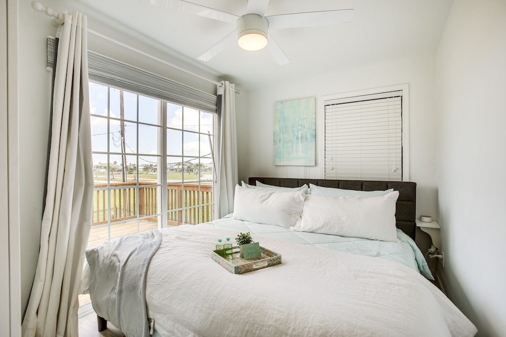 Walk to Beach: Updated Home w/ Deck in Galveston!
