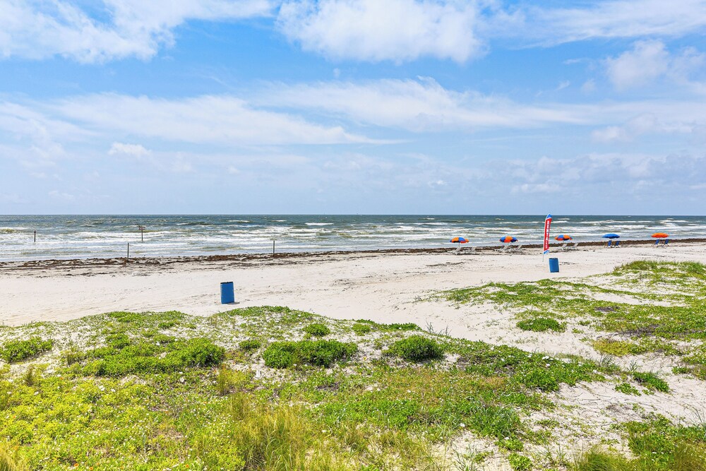 Steps to Babes Beach: Condo w/ Pool in Galveston