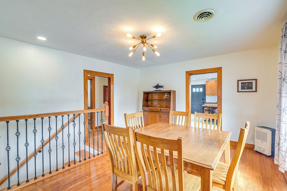 2 Mi to Pleasure Pier: Pet-friendly Gem w/ Yard