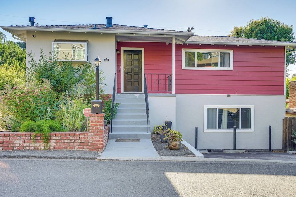 Charming Oakland Home w/ Fireplace & Deck! view 4