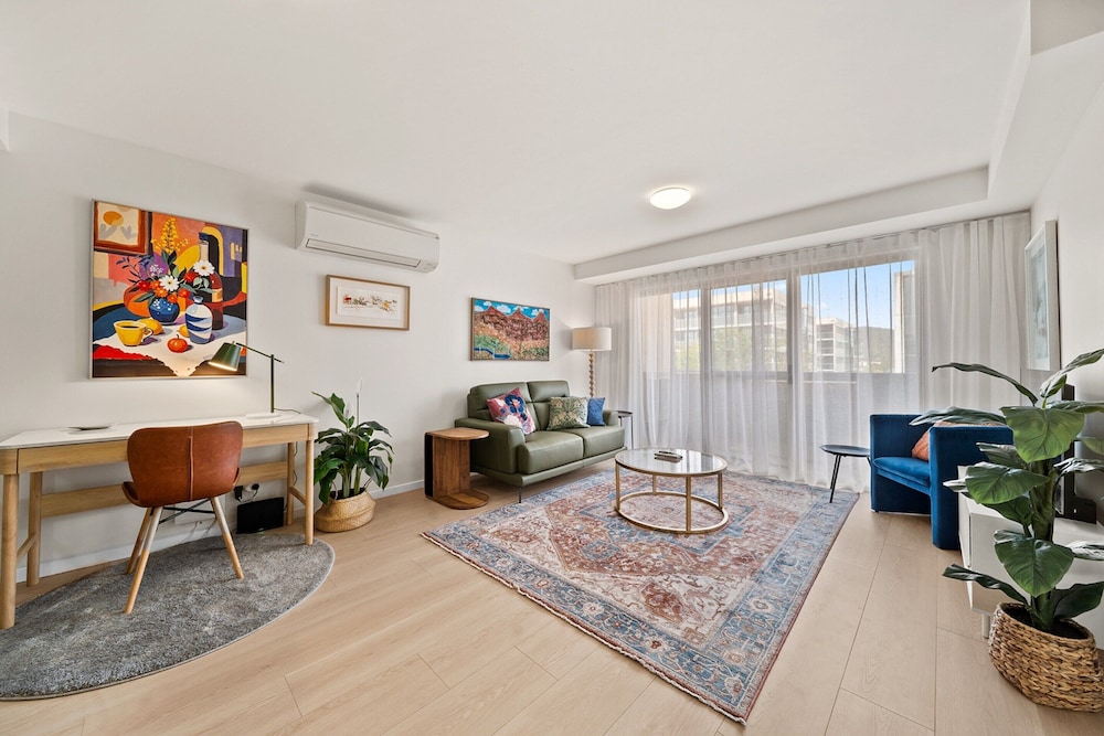 Braddon Retreat: Spacious 1-bed With Parking