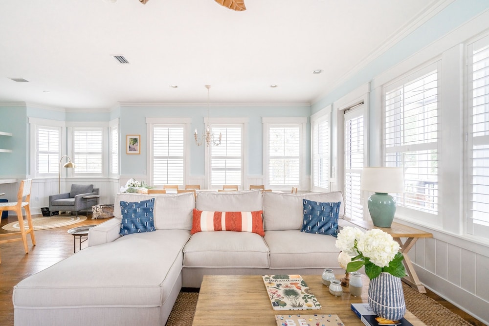 Pearl by Avantstay Idyllic Seaside Getaway w 2 Large Decks Lush Garden