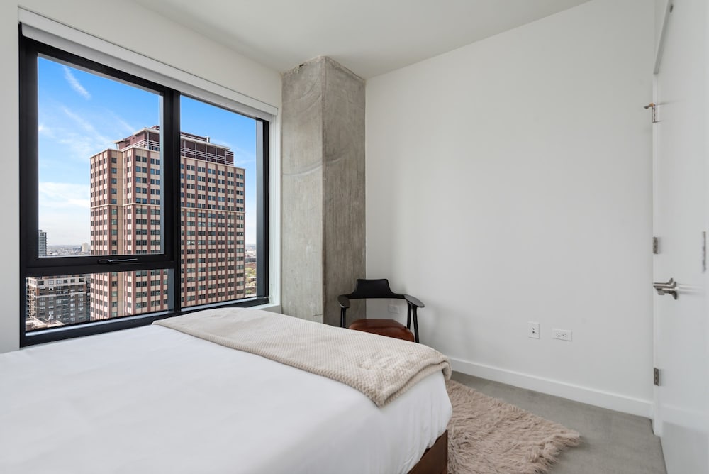 Mag Mile Retreat Stunning Views High-end 2BR