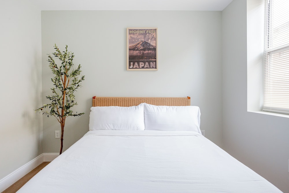 Stylish Minimalist Stay in City Center