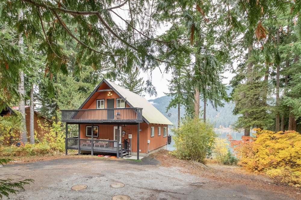 Otter Chalet On Fish Lake 4 Bedroom Home by NW Comfy Cabins by RedAwning view 2