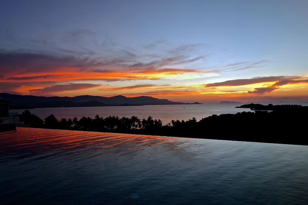 RED SKY beach view villa