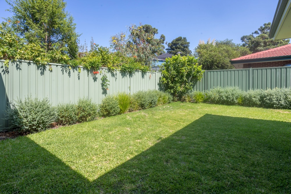 Spacious 4 Bedroom Family Home With Patio and BBQ