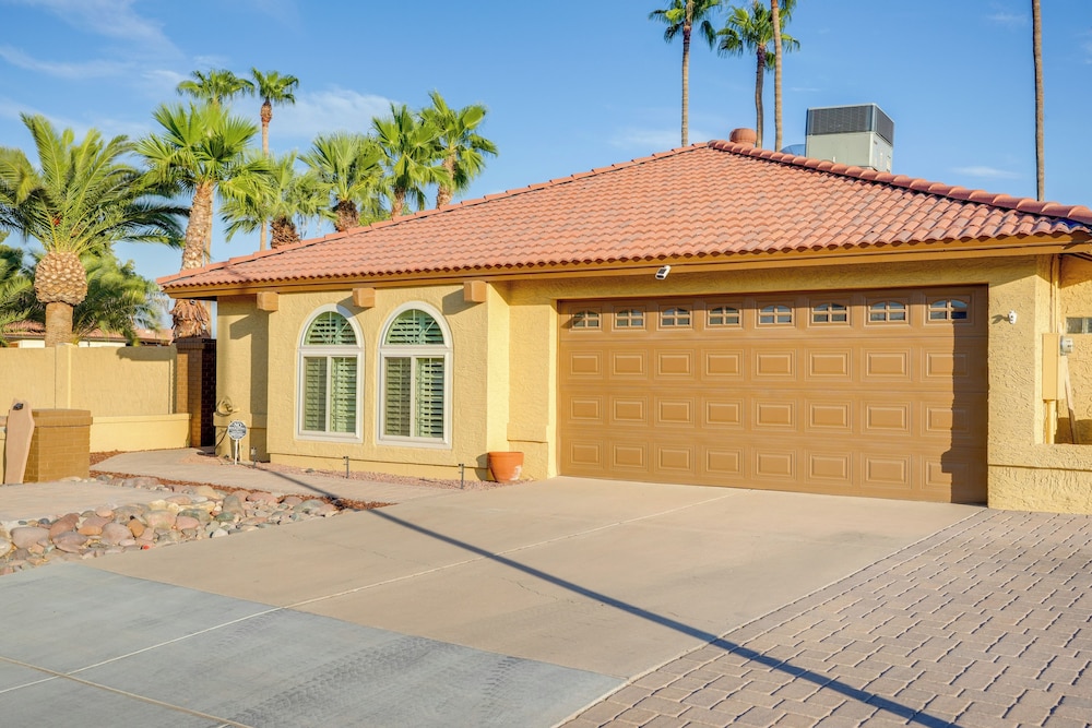 Luxe Outdoor Oasis: 'palm Tree Villa' in Chandler