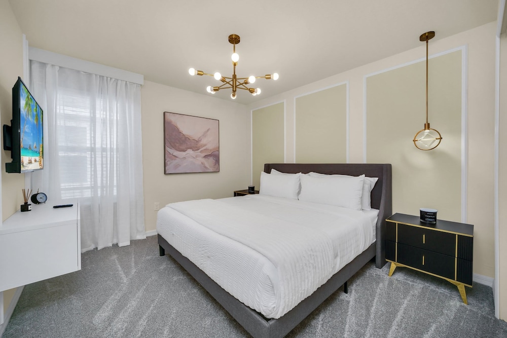 Chic 10br Retreat With Themed Rooms Pool