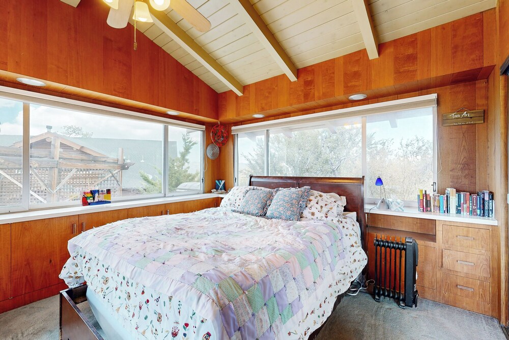 Mountain & Lake View Dog-friendly Retreat