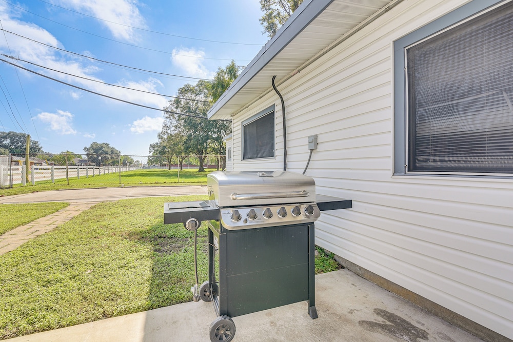 5 Mi to Texas City Dike & Beach: Home w/ Yard!