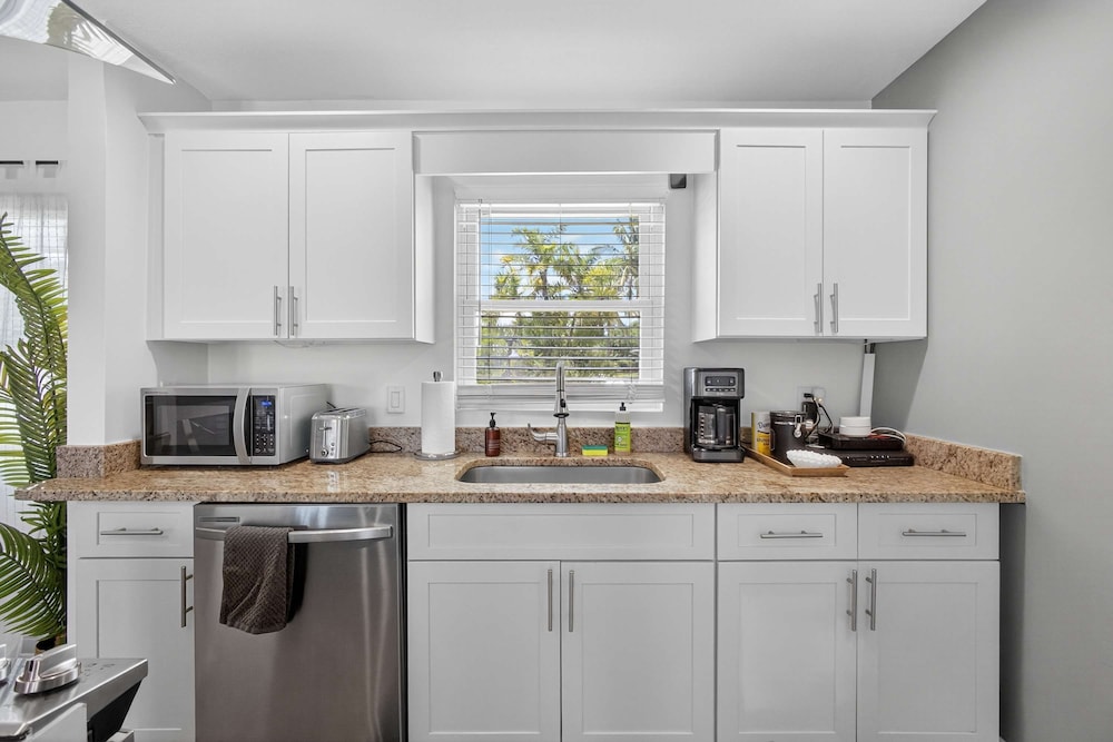 Luxury Meets Paradise Family-friendly 4BR w Pool