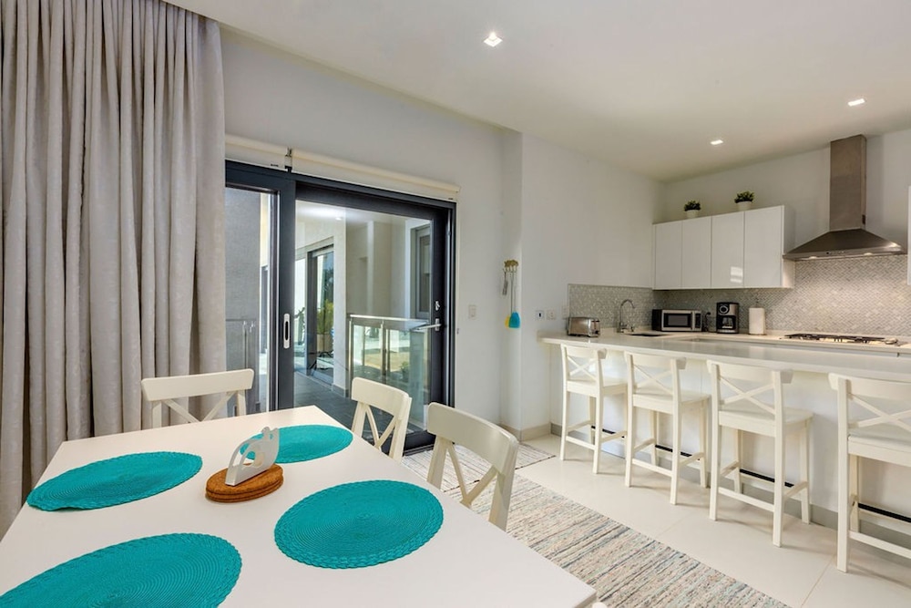 Waykiri Modern Condo 3 Bed 2 Bath Walk to Marriott