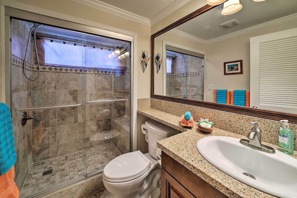 Downtown Air Conditioned Condo: Walk to Beaches