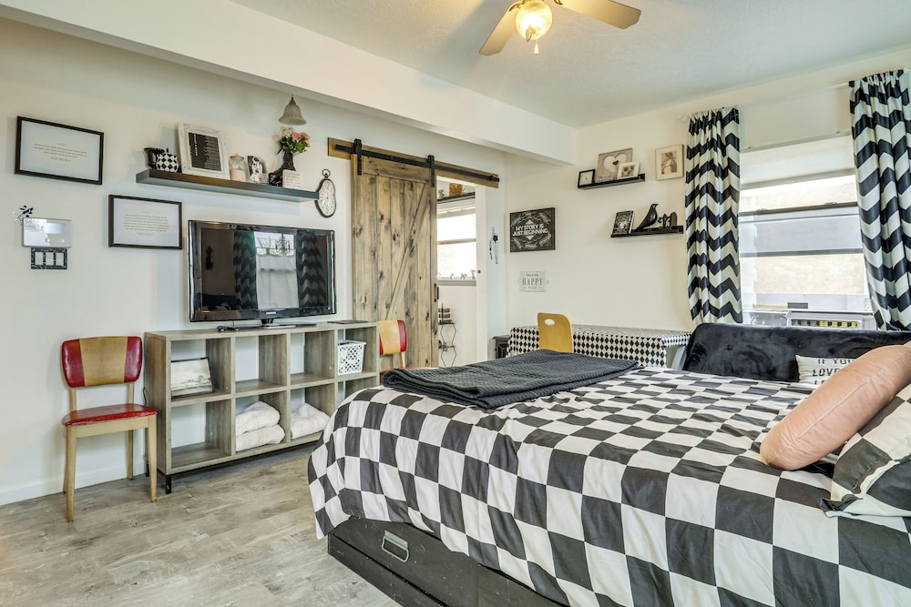 Outdoor Bar & Large Pool: Retro ABQ Retreat!