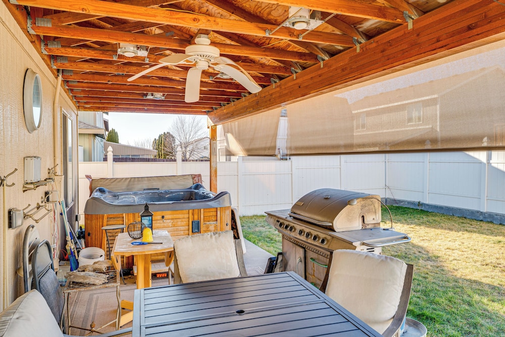 1 Mi to Moses Lake: Home w/ Private Yard & Hot Tub