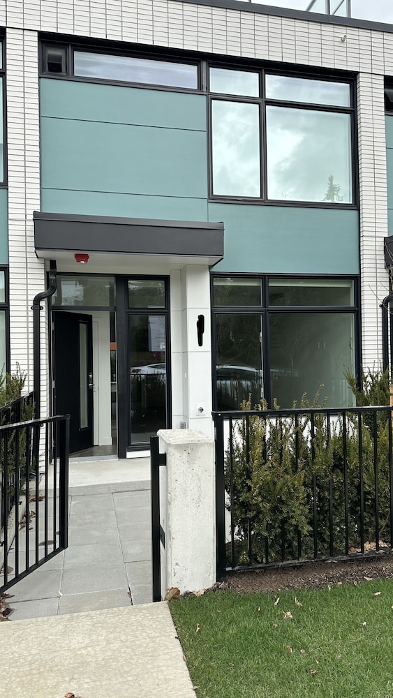 Vancouver Vacations - Ruby Red Cloud Homes Vancouver - Property Image 18