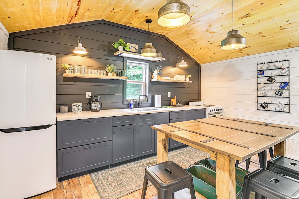 Covered Deck & Hot Tub: Cozy Retreat in Campton!