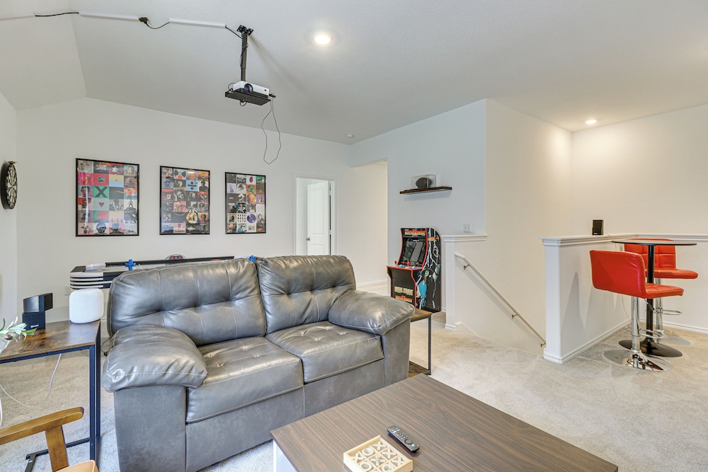 6 Mi to Mckinney Falls: Spacious Home w/ Game Room