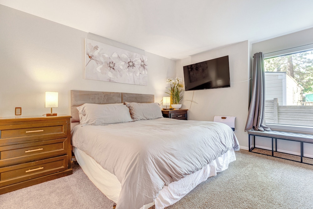 Scenic Mammoth Lakes Condo: Near Skiing & Hiking! view 5