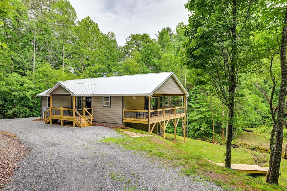 Creekside Cabin in Franklin ~ 8 Mi to Downtown! view 5