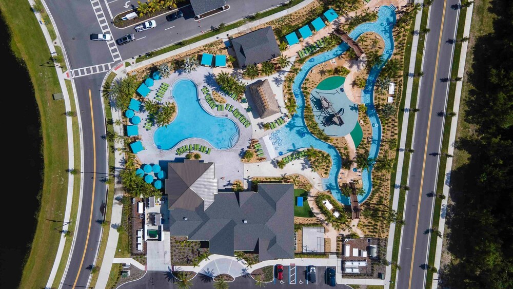 Stylish 4BR Pool Townhome Storey Lake