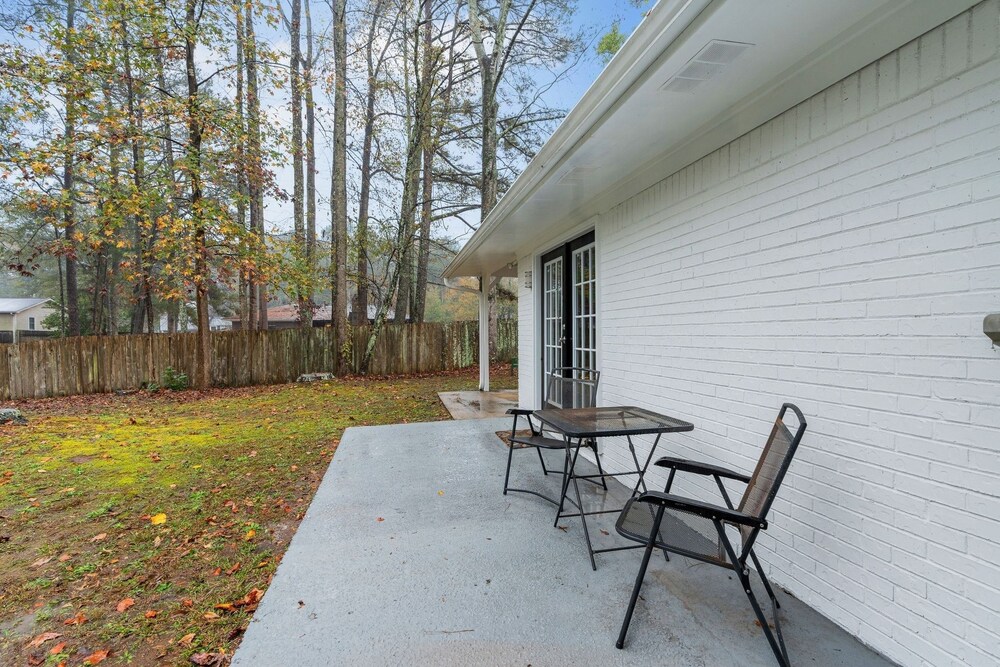 Family-friendly 3br Oasis In Powder Springs 3 Bedroom Home