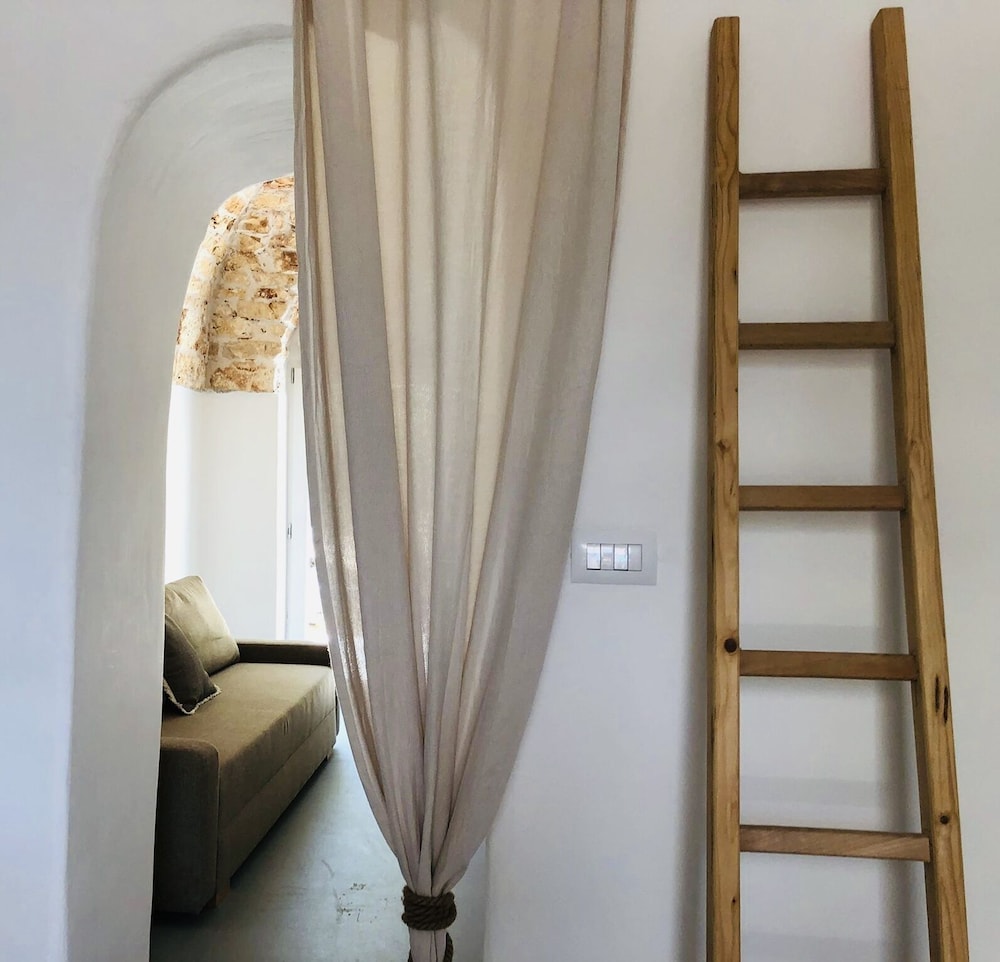 Impeccable 3-bed Villa in Contrada Sessana Grande view 4