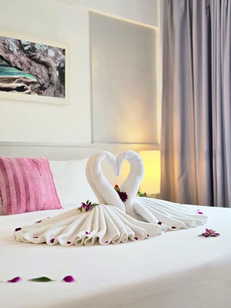 Hotel On Hotel Phuket - Image 1