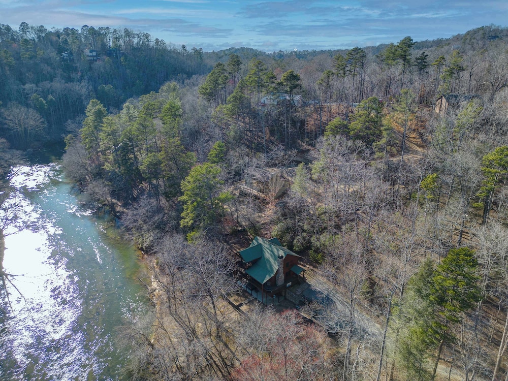New! Riverfront Retreat Sleeps 12 Ellijay