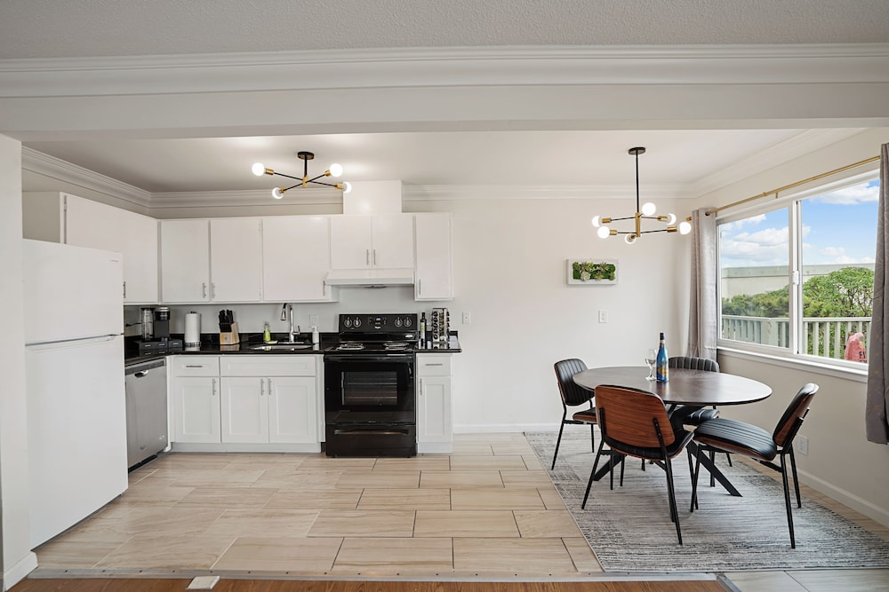 Tranquil 2BR with Coastal Mountain Views