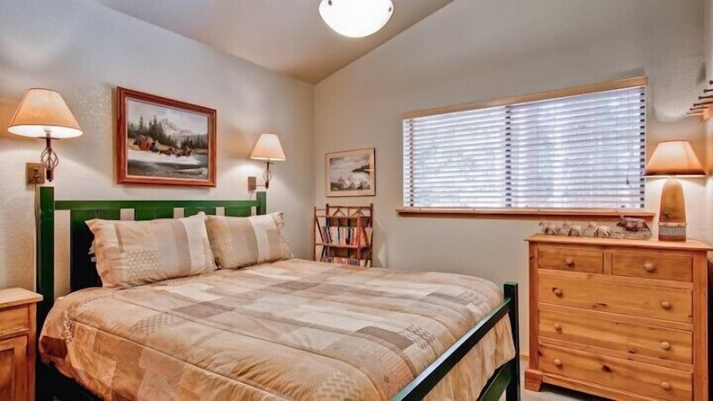 Scenic Wonders Crossroad Cabin 3 Bedroom view 2