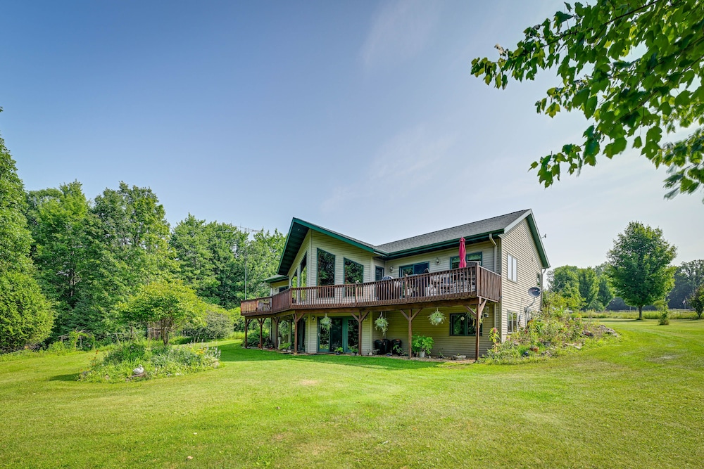 Cozy Wisconsin Retreat w/ Deck, Grill & Fire Pit! view 4