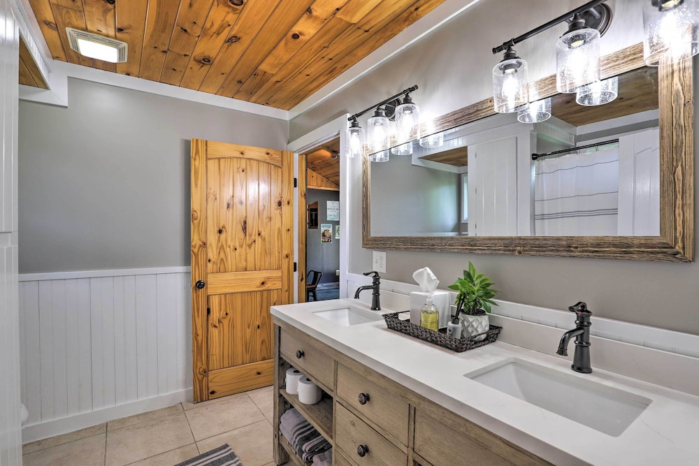 Cozy Cottage w/ Hot Tub < 4 Mi to Black Mountain! view 3