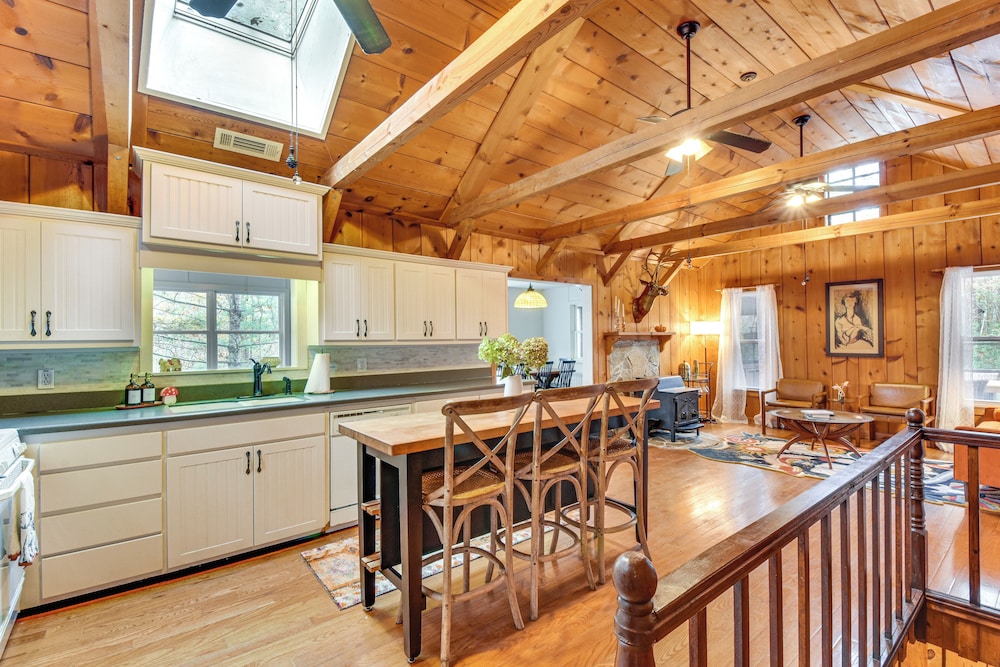 1 Mi to Beach: Lake Rabun Home w/ Carriage House