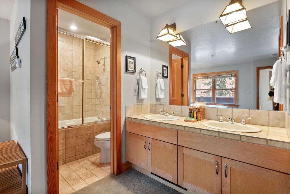 Greyhawk at Deer Valley Resort - Two Bedroom Condo with Hot Tub #12 2 Condo