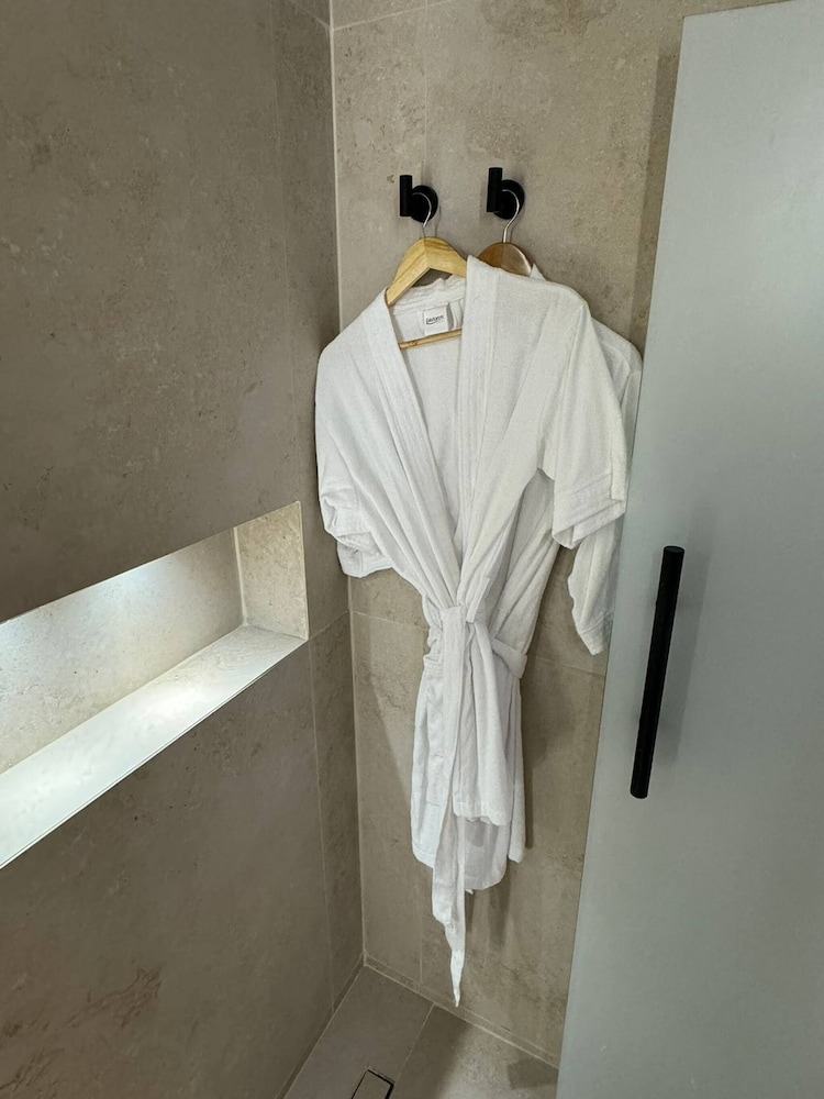 Stylish 1BR Getaway, Jacuzzi, Fireplace, Gym and AC