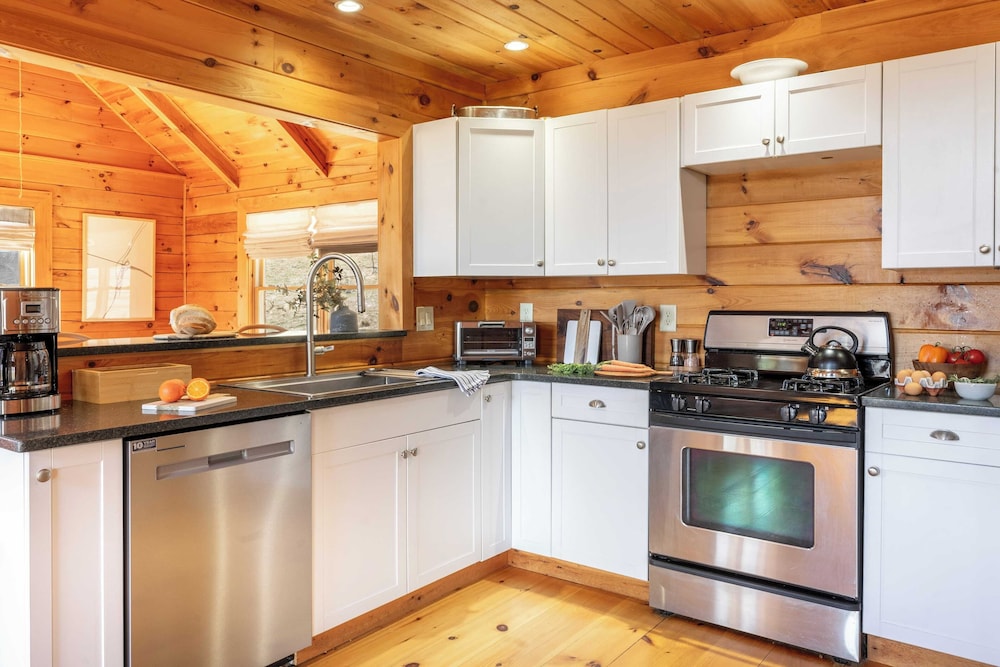 Secluded w/ Deck Views, Hot Tub, & Ping Pong Hudson in the Berks by Avantstay