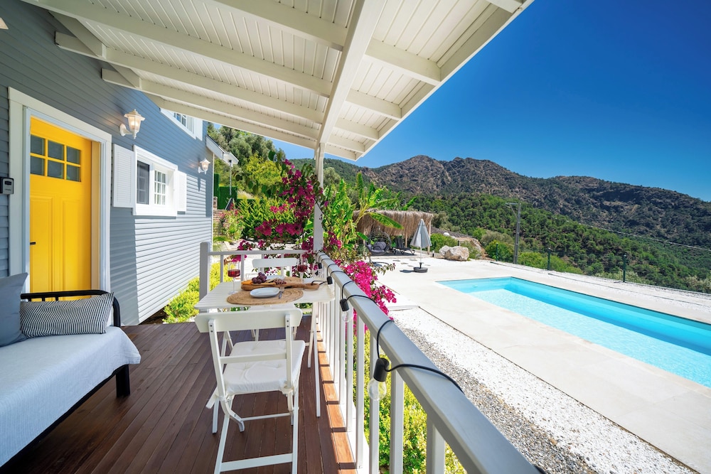 The Box House & Seaview & Private Pool