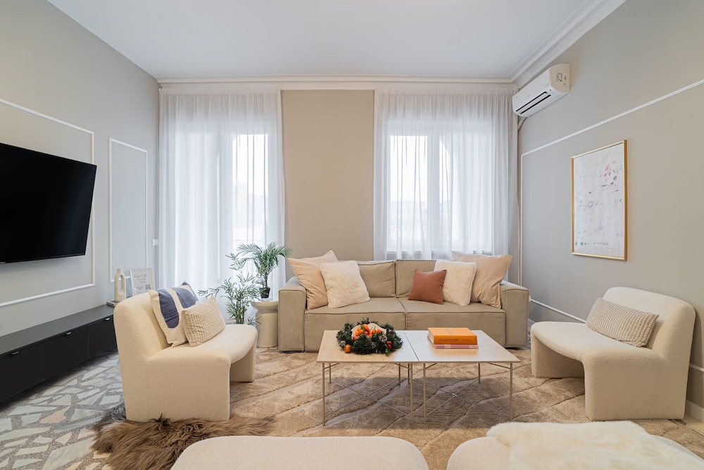 Loggia Luxe 5BR Living in Universitatii Area