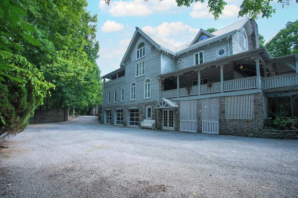 35 Acre Villa w/ Pool, Spa, Wine Cellar & Gym + Near Golf Club La Pearla Ranch by Avantstay
